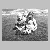 080-0049 Auf der Rasenflaeche vor der Muehle - Ursula Gross, Helmut und Kaethe Liedtke.jpg